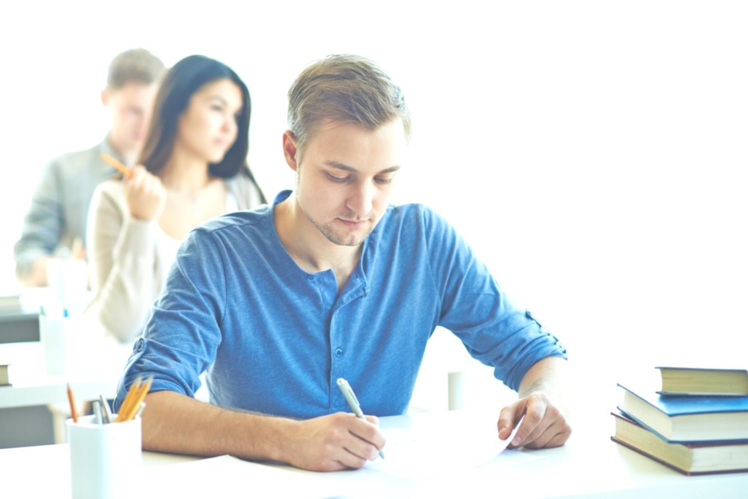 Profesionales analizando informes financieros en sesión de trabajo