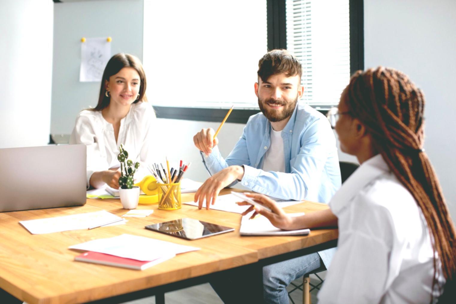 Sesión de trabajo colaborativo en las oficinas de quorentavos en Oviedo